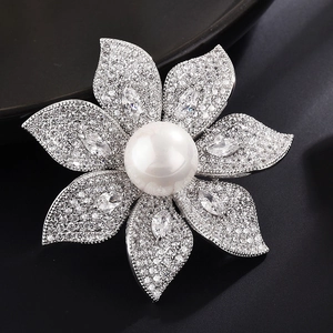 Broche fleur élégante avec perle centrale et pétales sertis de zircons étincelants