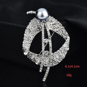 Détail de la broche en forme de feuille avec strass et perle gris foncé, 6.1x4.1cm
