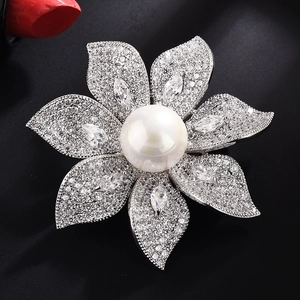 Broche fleur élégante à six pétales avec perle blanche et accents de zircon marquise