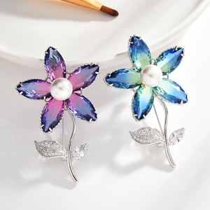 Broches florales élégantes en tourmaline avec zircons micro-sertis et perles dégradées