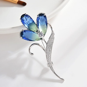 Eleganter Blumen-Anstecknadel mit blau-gelben Kristallblüten und Zirkonia-Akzenten