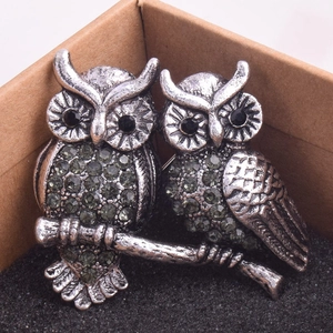 Broche chouette vintage avec strass verts sur branche argentée pour femmes