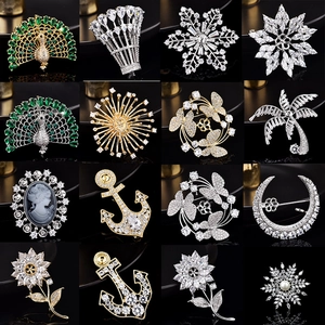 Collezione di 16 eleganti spille con perle d'acqua dolce e zirconi in vari design artistici
