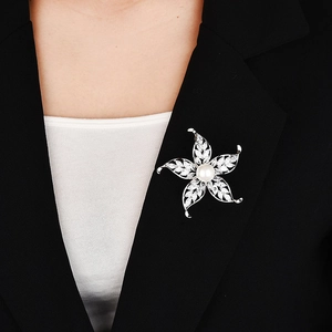 Élégante broche fleur avec perle et zircone sur une veste de costume noire pour femme