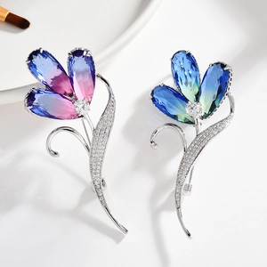 Broches florales élégantes avec cristaux dégradés et finition en zircon brillant