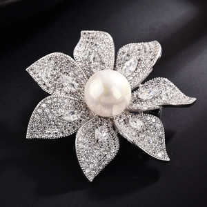 Broche Fleur en Cuivre Élégante Avec Künstliche Perle Artificielle Zirconia Argent Plaqué Épinglette Pour Femmes Bijoux de Costume
