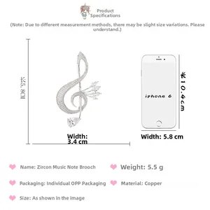Vue détaillée de la broche note de musique avec zircone et comparaison de taille