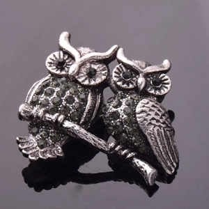 Broche double chouette rétro avec strass vert foncé sur branches argentées