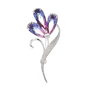 Eleganter Blumen-Anstecknadel mit blau verlaufenden Zirkonia-Blüten und Kristallen