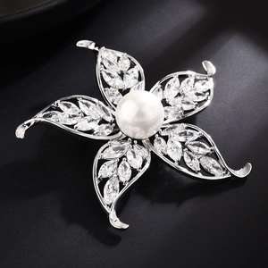 Broche fleur élégante en argent avec perle centrale et pétales en zircon sur fond noir