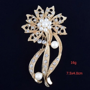 Détail de la broche fleur perle et cristaux, taille 7.5x4.0cm et poids de 16g