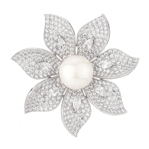Broche fleurie élégante avec perle et zircons sertis de pétales pavés au fini argenté