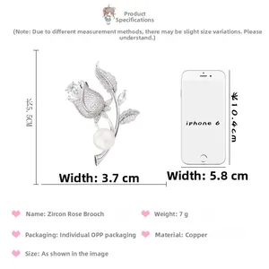 Detaillierter Größenvergleich einer Rosenbrosche mit Perle neben einem Smartphone