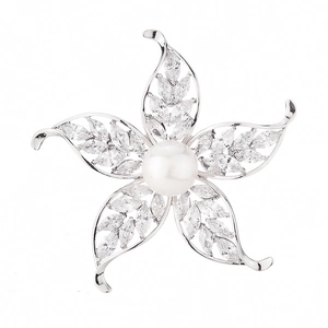 Broche fleur élégante avec perle blanche et pétales en zircone cubique sur argent