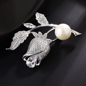 Eleganter silberner Blumenanstecker mit Zirkonia-Steinen und einer glänzenden Perle