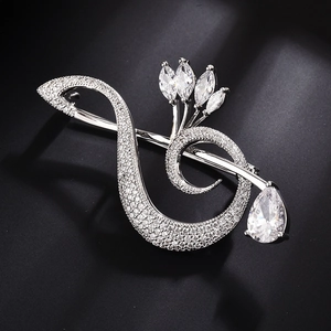 Broche élégante en forme de note de musique argentée avec zircons et goutte pendante