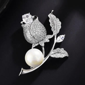 Elegante silberne Rosenbrosche mit funkelnden Zirkonen und großer weißer Perle