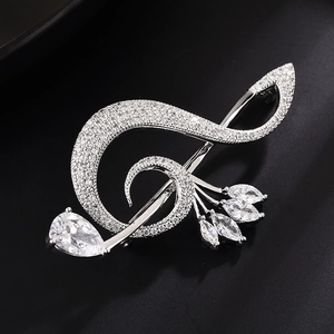 Broche note de musique clé de sol argentée avec zircons brillants et pierre en poire