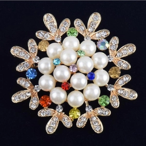 Broche fleurie élégante avec perles et strass colorés sur une base en métal doré