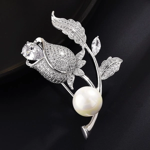 Elegante Rosenbrosche mit Zirkonia-Kristallen und großer weißer Perle auf Schwarz