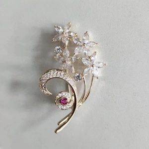 Elegante spilla a fiore con perle e petali in zircone con rubino centrale di accento
