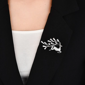 Élégante broche renne avec zircons sur un revers de costume noir pour un style chic
