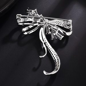 Vue détaillée du dos d'une broche nœud en argent sertie de zircons et épingle de sécurité