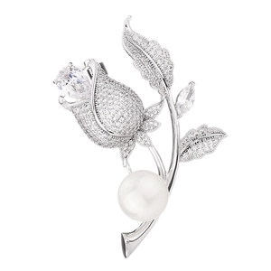 Elegante Rosenbrosche mit weißer Perle und birnenförmigem Zirkon auf poliertem Metall