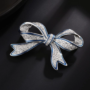 Broche nœud élégante en argent avec zircons blancs et bordure en émail bleu raffiné