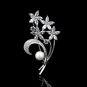 Elegante Spilla a Fiore in Rame con Zircone e Perla Artificial Sintetica Intarsiata con Strass per Donna Gioielli per Abito e Cappotto