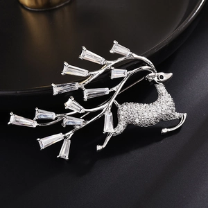 Exquise Broche élan en Cuivre Zirconium Mignonne Renne Animal épingle pour Femmes Cadeau de Noël Mariage Fête Bijoux de Mode