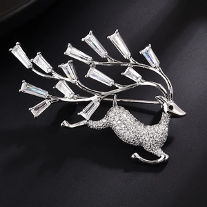 Broche renne argentée scintillante avec oxydes de zirconium et cristaux taille baguette