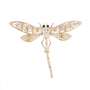 Exquise broche libellule dorée avec incrustation d'ailes en zircon sur fond blanc
