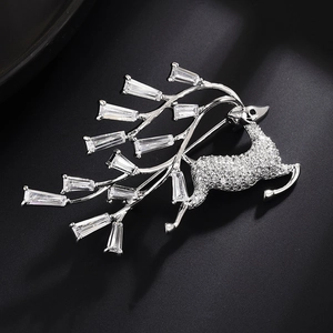 Broche cerf argentée étincelante ornée de zircons et cristaux de taille baguette