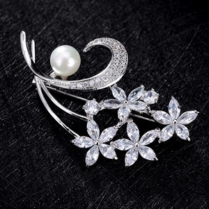 Elegante spilla a fiore in argento con grande perla bianca e cristalli di zirconia marquise