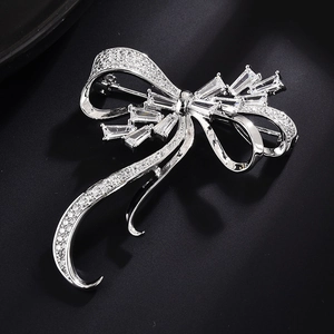 Broche nœud élégante en argent avec zircons blancs pour manteaux et costumes chic