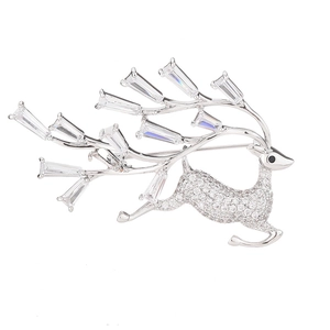 Élégante broche cerf argentée ornée de zircons taille baguette et de cristaux brillants