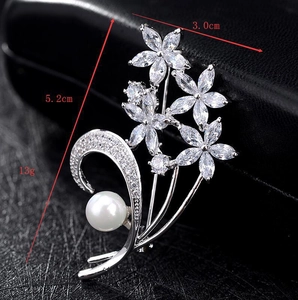 Macro della spilla a fiore in argento con perla e zirconi cubici a marquise