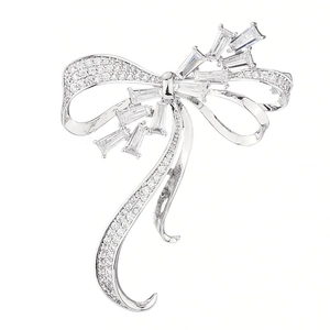 Élégante broche nœud en argent sertie de zircons brillants sur fond blanc pur