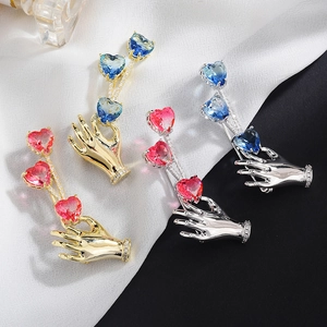 Fashion Copper Gradient Zirconia Brooch Heart Shaped Hand Design Pave Rhinestone Pins High End Corsage For Women Party Jewelry Gift