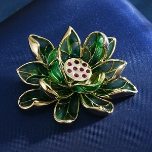 Eleganter Lotus-Anstecker aus Gold mit grünem Emaille und roten Kristallen auf Seide