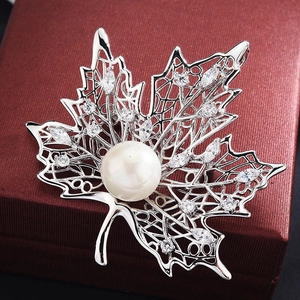 Elegant Silver Copper Maple Leaf Brooch With Imitation Artificial Pearl Zircon Inlaid Hollow Leaf Lapel Pin For Women Wedding Jewelry