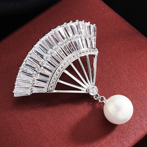Elegant silver fan brooch with sparkling zircons and a white round pearl drop pendant