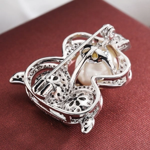 Broche hibou élégante avec perle et zircone dans un design en métal ajouré détaillé