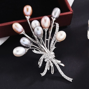 Détail de la broche bouquet avec perles d'eau douce et serti pavé de zircons étincelants