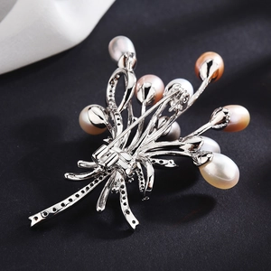 Élégante broche florale en zircon avec perles blanches roses et champagne sur métal argenté