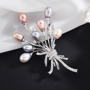 Élégante broche fleur avec perles en forme de goutte multicolores et zircone cubique argentée