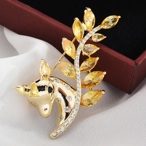 Exquisite goldene Hirsch-Brosche mit gelben birnenförmigen Edelsteinen und Zirkonia