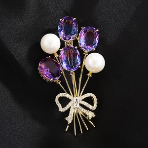 Broche bouquet de ballons avec pierres de tourmaline violettes et perles sur soie noire