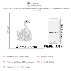 Détail de la broche cygne en zircon avec dimensions et iPhone 6 comme échelle